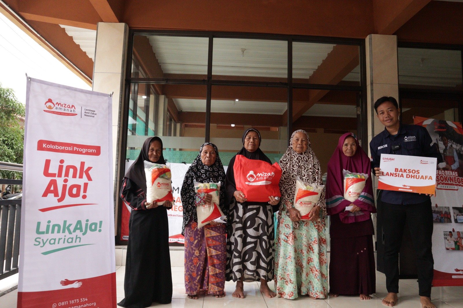 Kolaborasi LinkAja dan Mizan Amanah, Butir Beras Butir Pahala: Hadirkan Senyum di Kp. Legok, Tasikmalaya.
