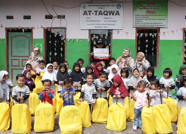 Dukungan Pendidikan: Mizan Amanah Salurkan 35 Tas Sekolah di PAUD At-Taqwa Garut
